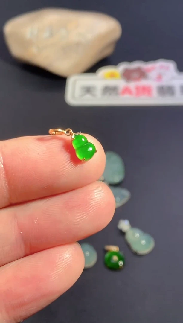 颈饰18K金镶嵌翡翠