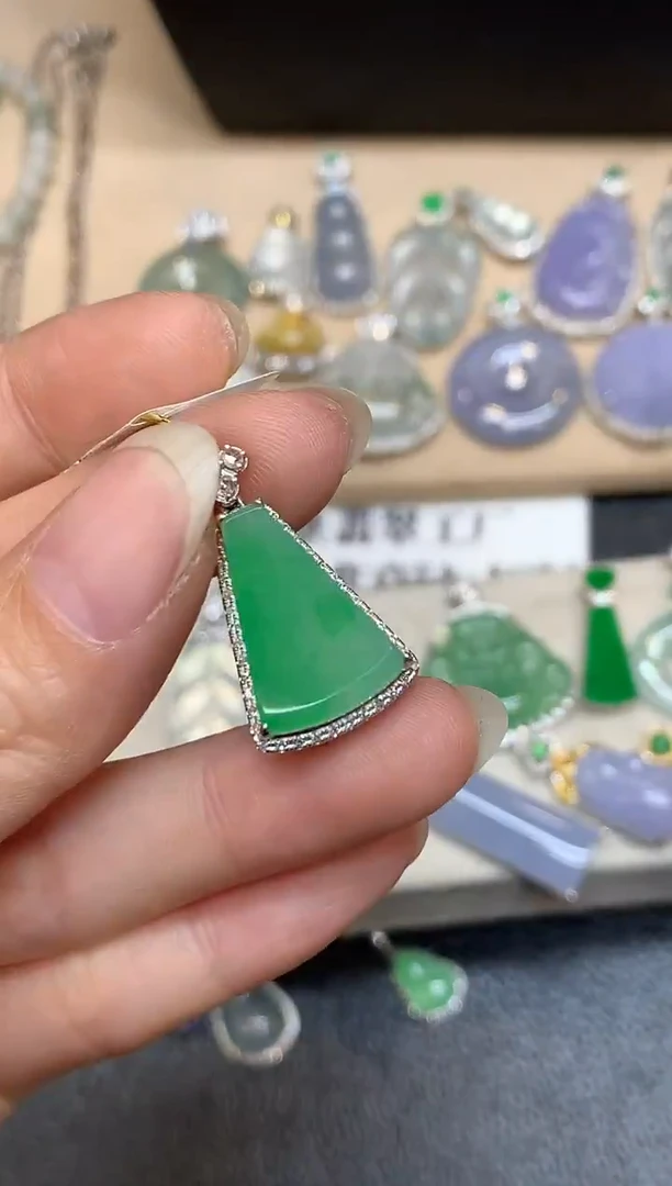 颈饰18K金镶嵌翡翠无事牌【无服务费