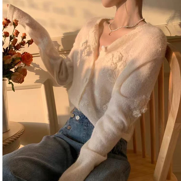 林夏 富家千金~白色重工立体花朵针织开衫超好看洋气减龄百搭550