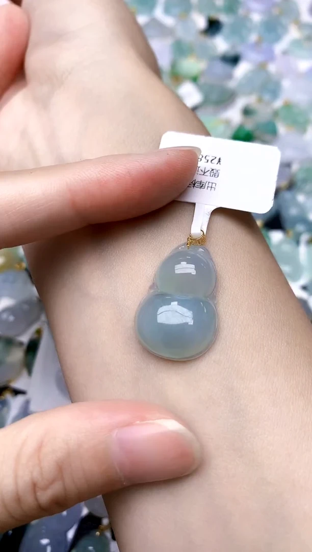 颈饰18K金镶嵌翡翠天然A货翡翠