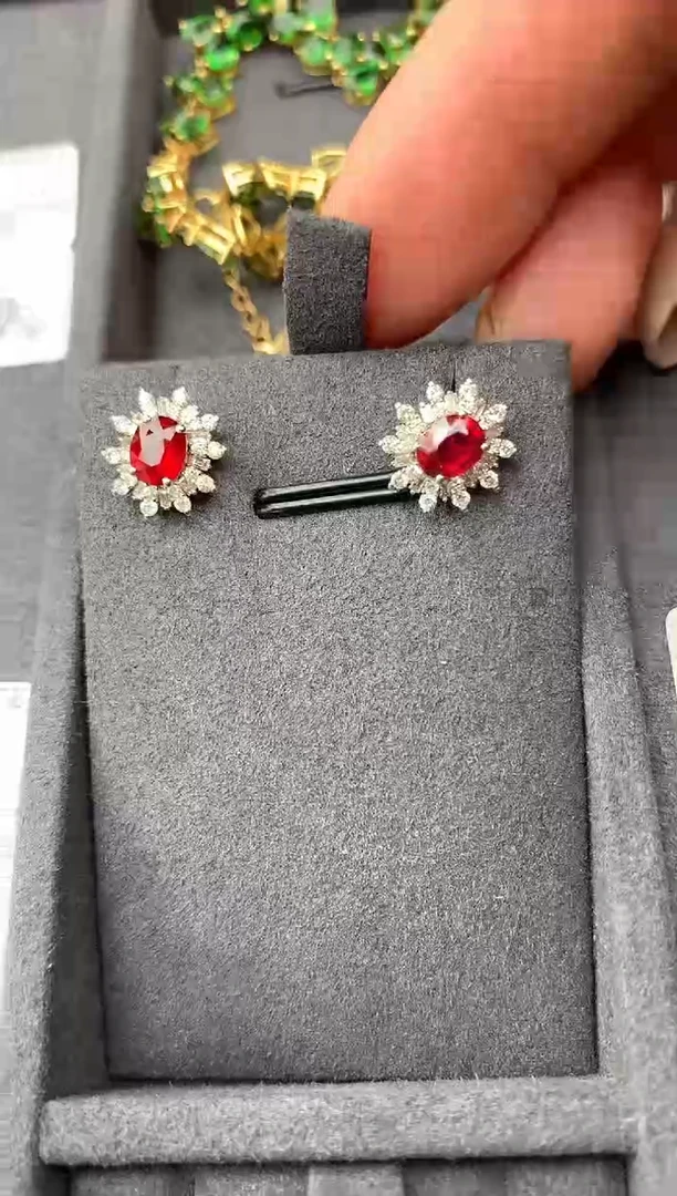 【闪购商品】红宝石耳饰18K金镶嵌1.28ct红宝石