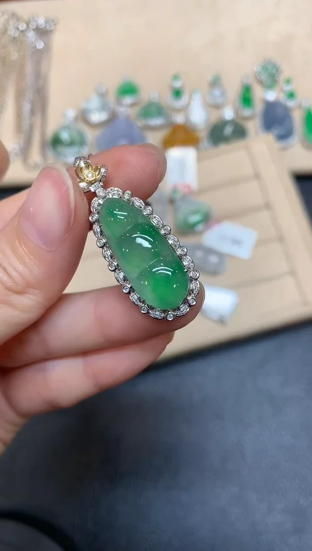 【闪购商品】翡翠颈饰18K金镶嵌福豆【无服务费