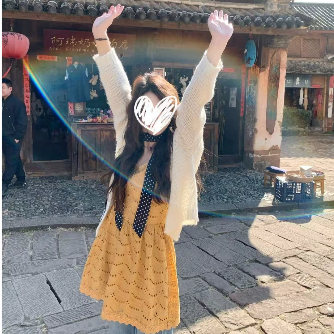 2025夏季新款黄色刺绣无袖显瘦上衣V领吊带收腰连衣裙