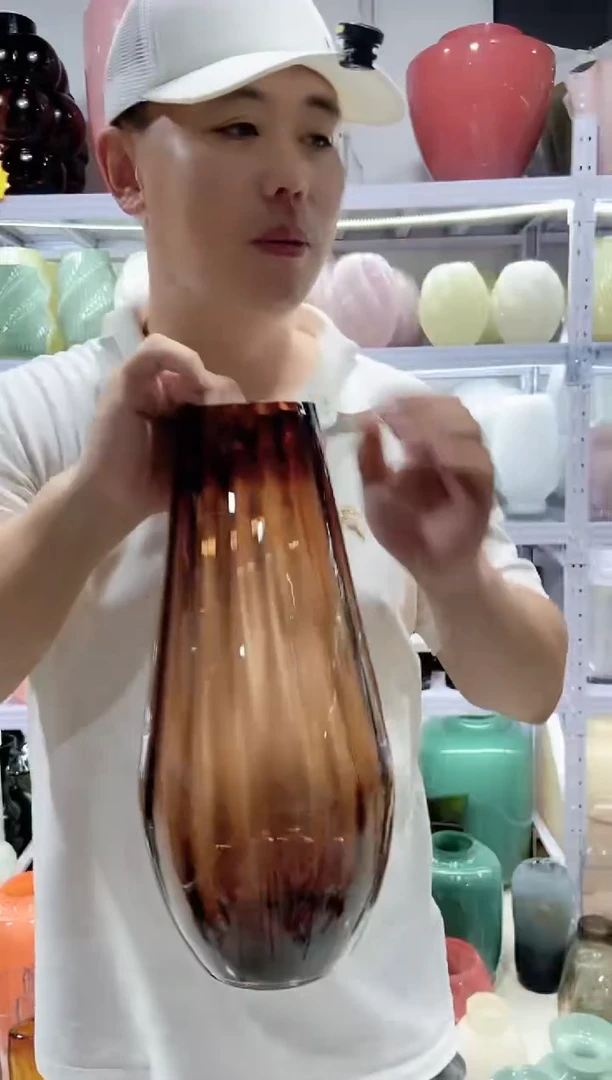 琥珀色花瓶..........