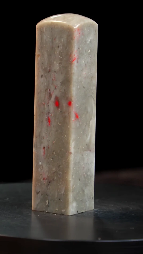 鸡血石牛角鸡血石