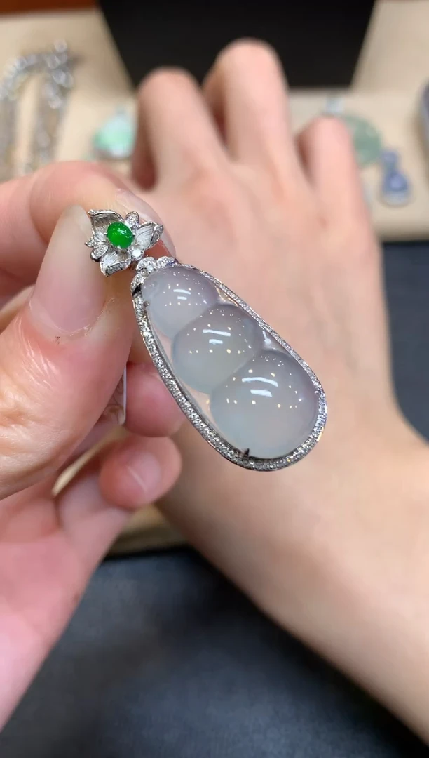 【闪购商品】翡翠颈饰18K金镶嵌福豆【无服务费】