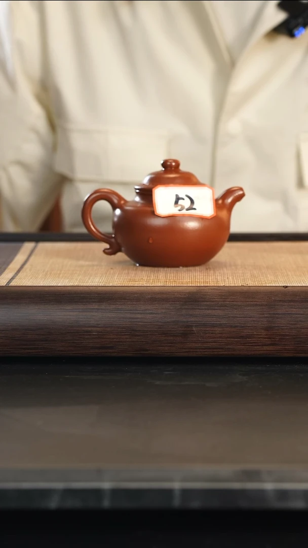 52号手工紫砂壶一把