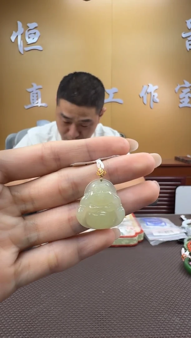 颈饰18K金镶嵌和田玉挂件