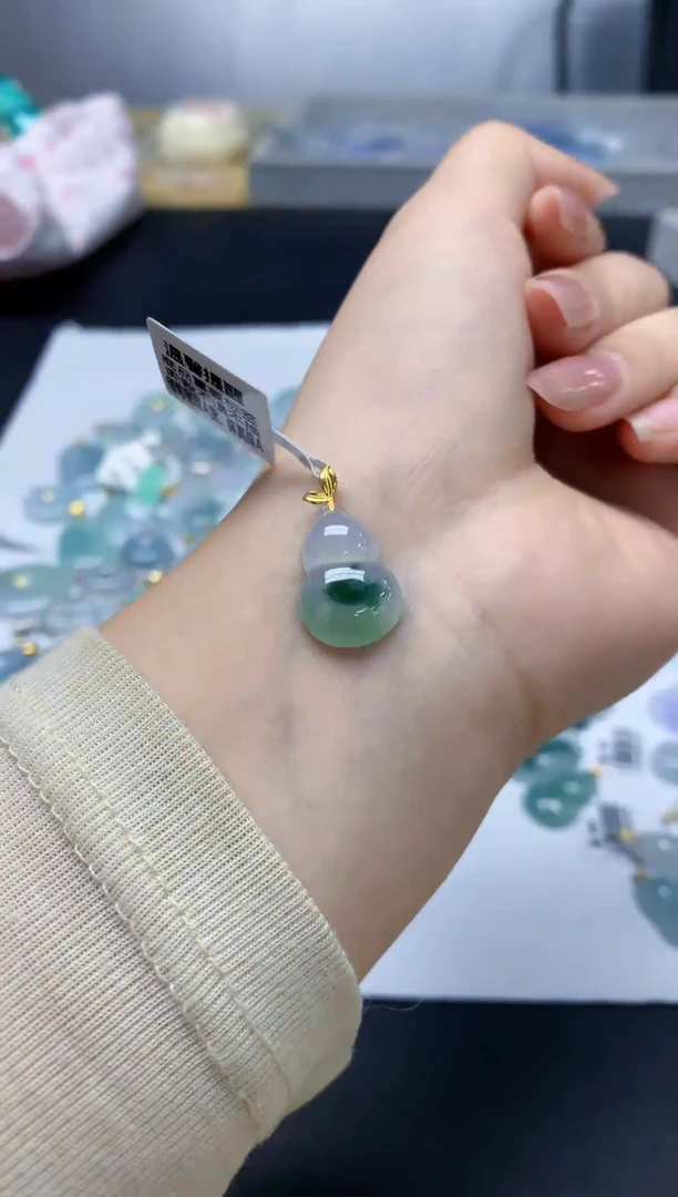 颈饰18K金镶嵌翡翠天然缅甸a货翡翠百元以上9元证书费自理