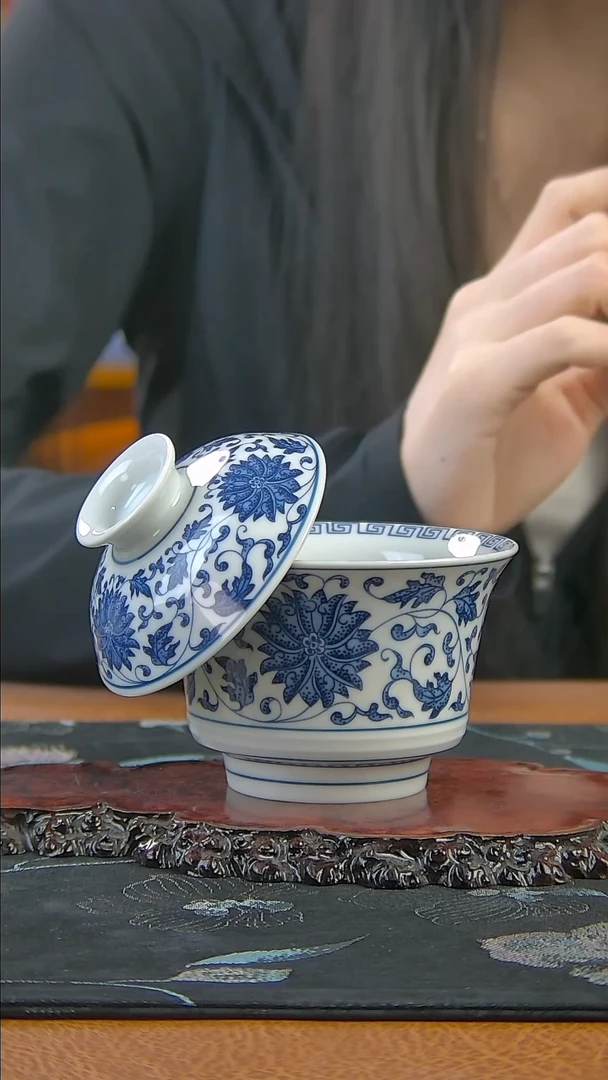 景德镇手工青花缠枝了盖碗