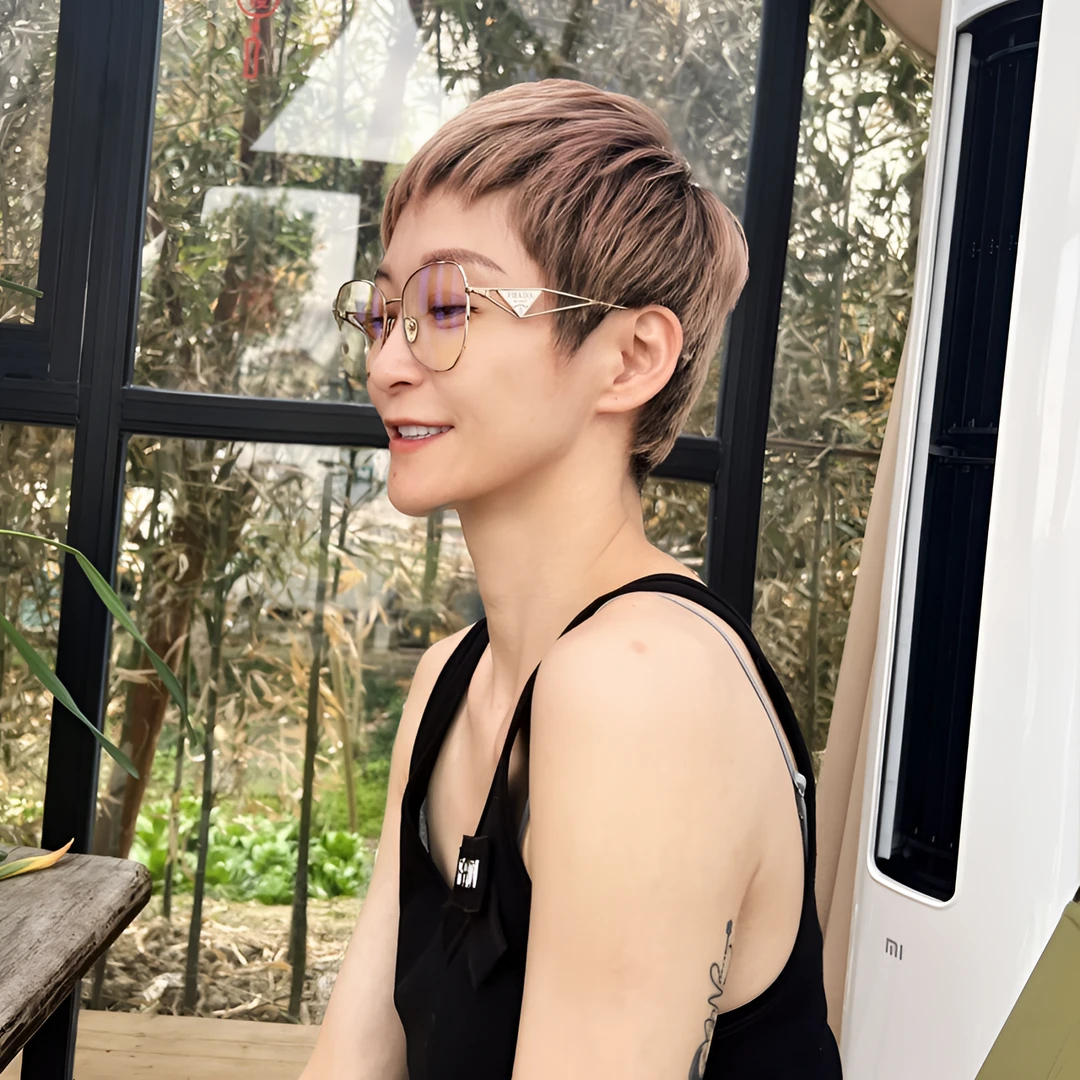 全新未使用 Prada/普拉达 防蓝光徽标太阳镜