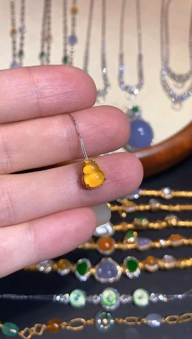 颈饰18K金镶嵌翡翠吊坠