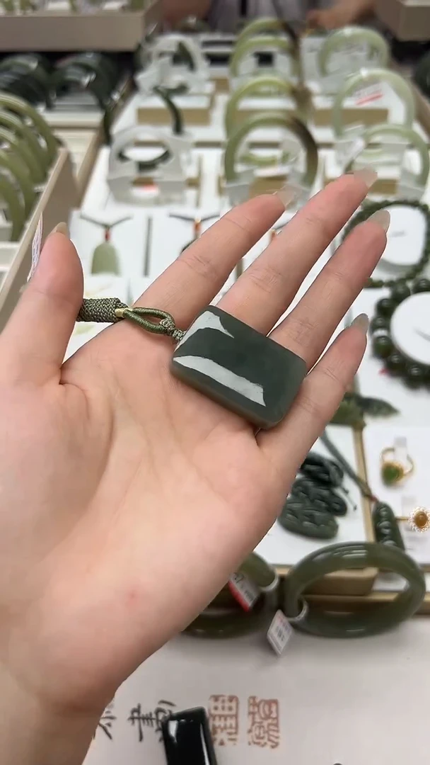 和田玉未镶嵌颈饰刘*乐微色差 福利品