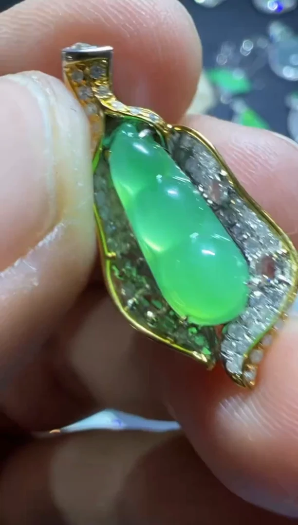 18K金镶嵌定制翡翠翡翠吊坠