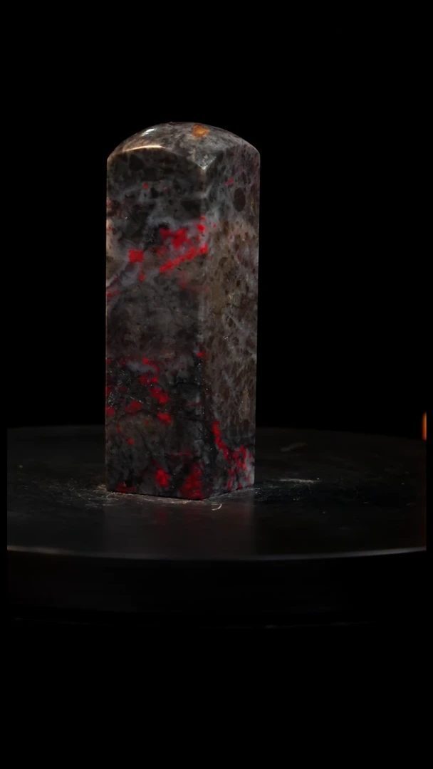 鸡血石牛角鸡血石