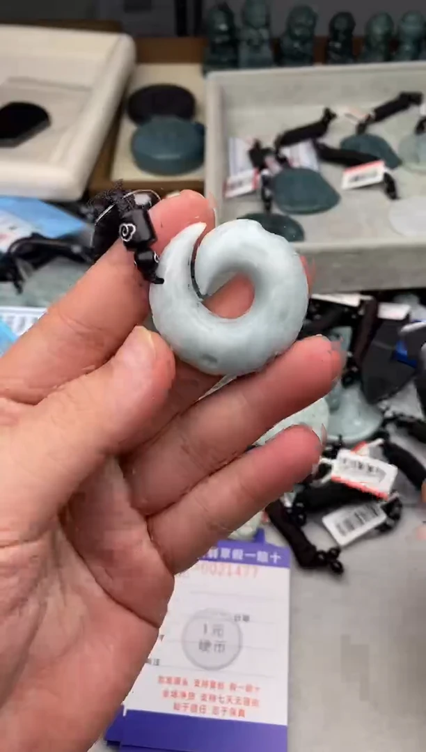翡翠未镶嵌颈饰 多样性发其一
