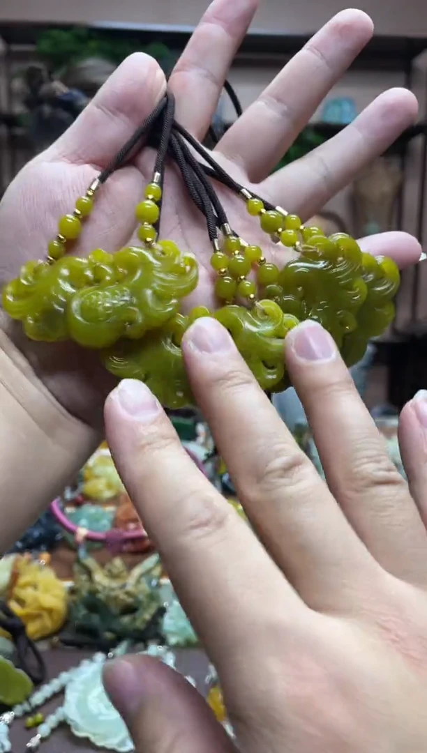 未镶嵌岫玉吊坠多样性发货发其中之一