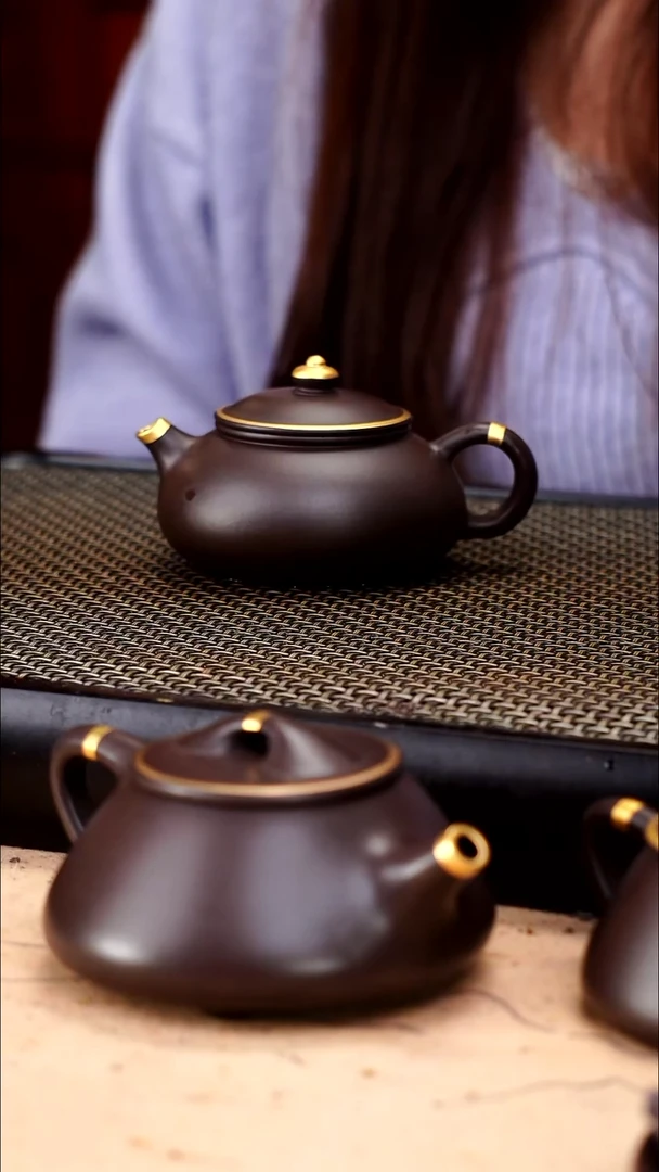 茶壶紫砂四号井茄皮紫泥描金寒江130cc