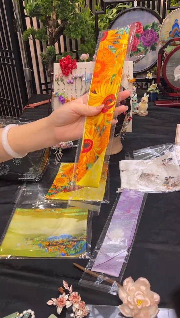 织绣清*?非遗绒花苏绣饰品