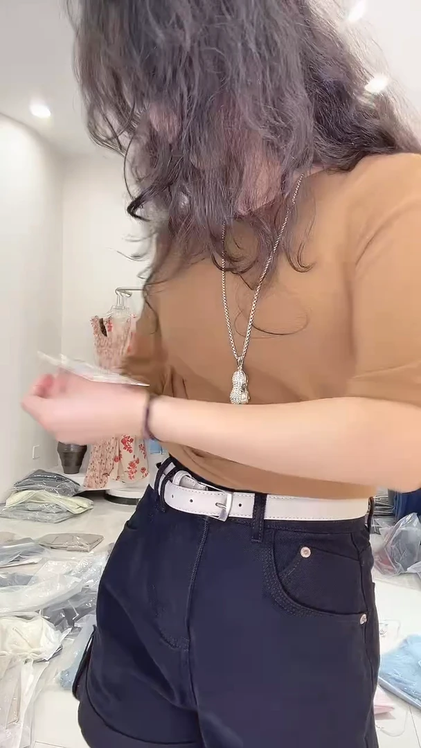 素**～咖啡色中袖短T