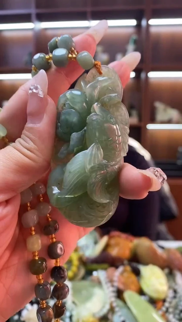 未镶嵌蛇纹石玉吊坠