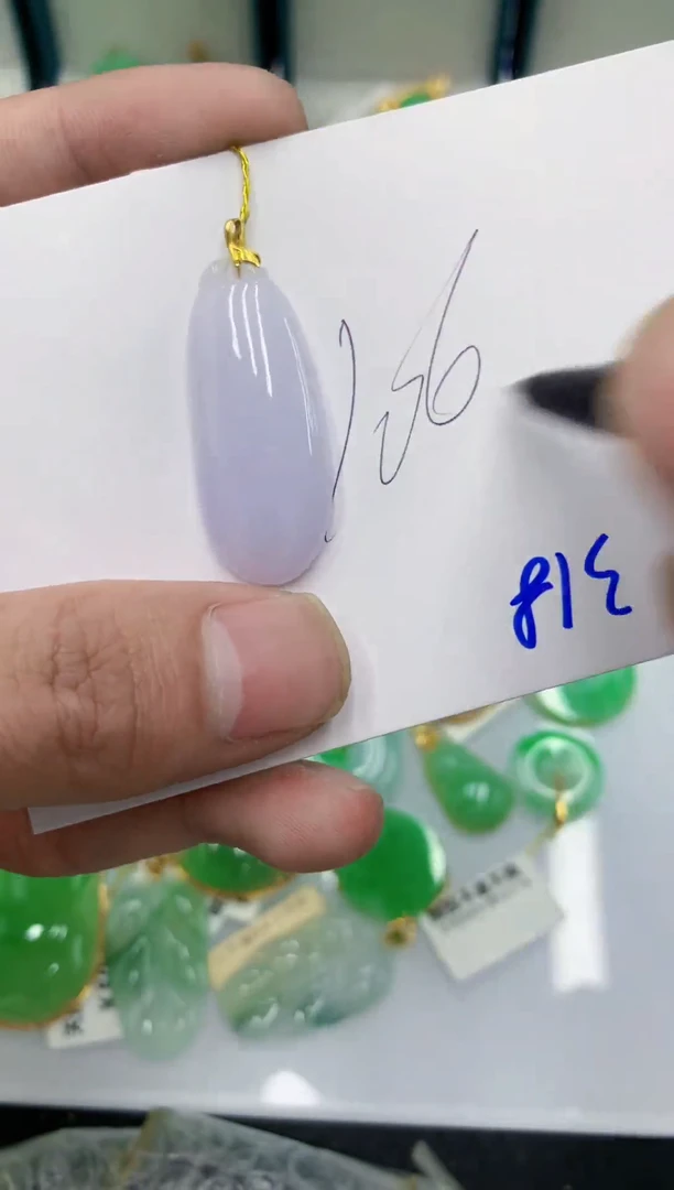 颈饰18K金镶嵌翡翠琴**欢翡翠