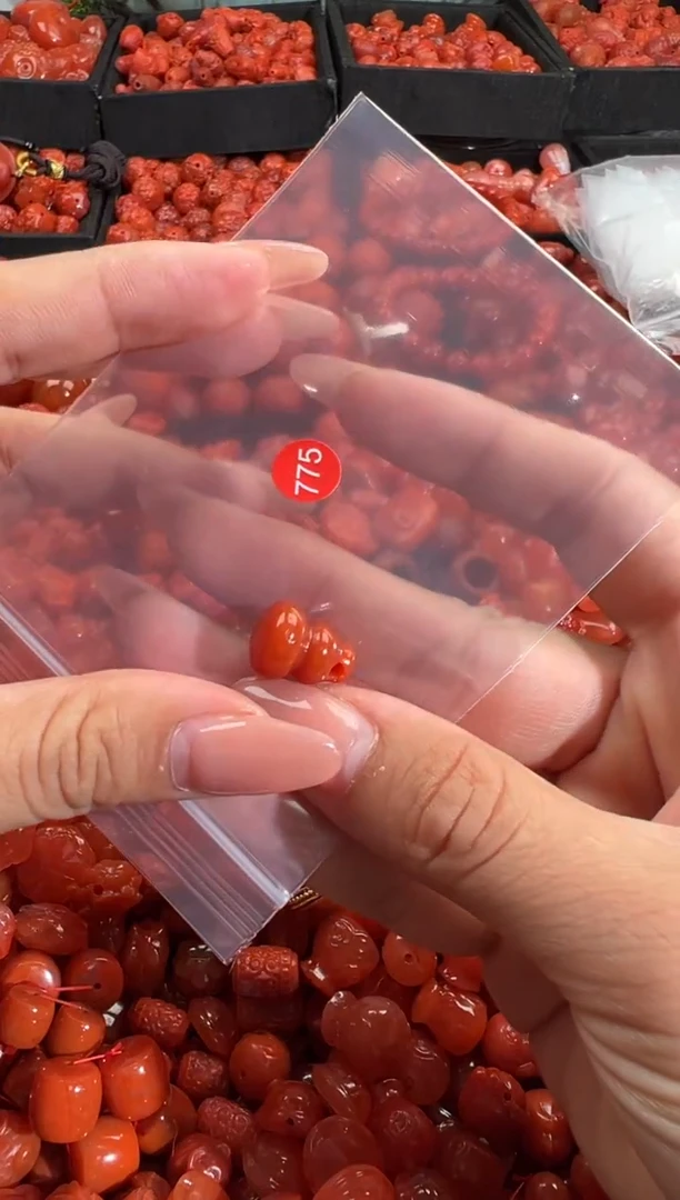 南红玛瑙未镶嵌颈饰1