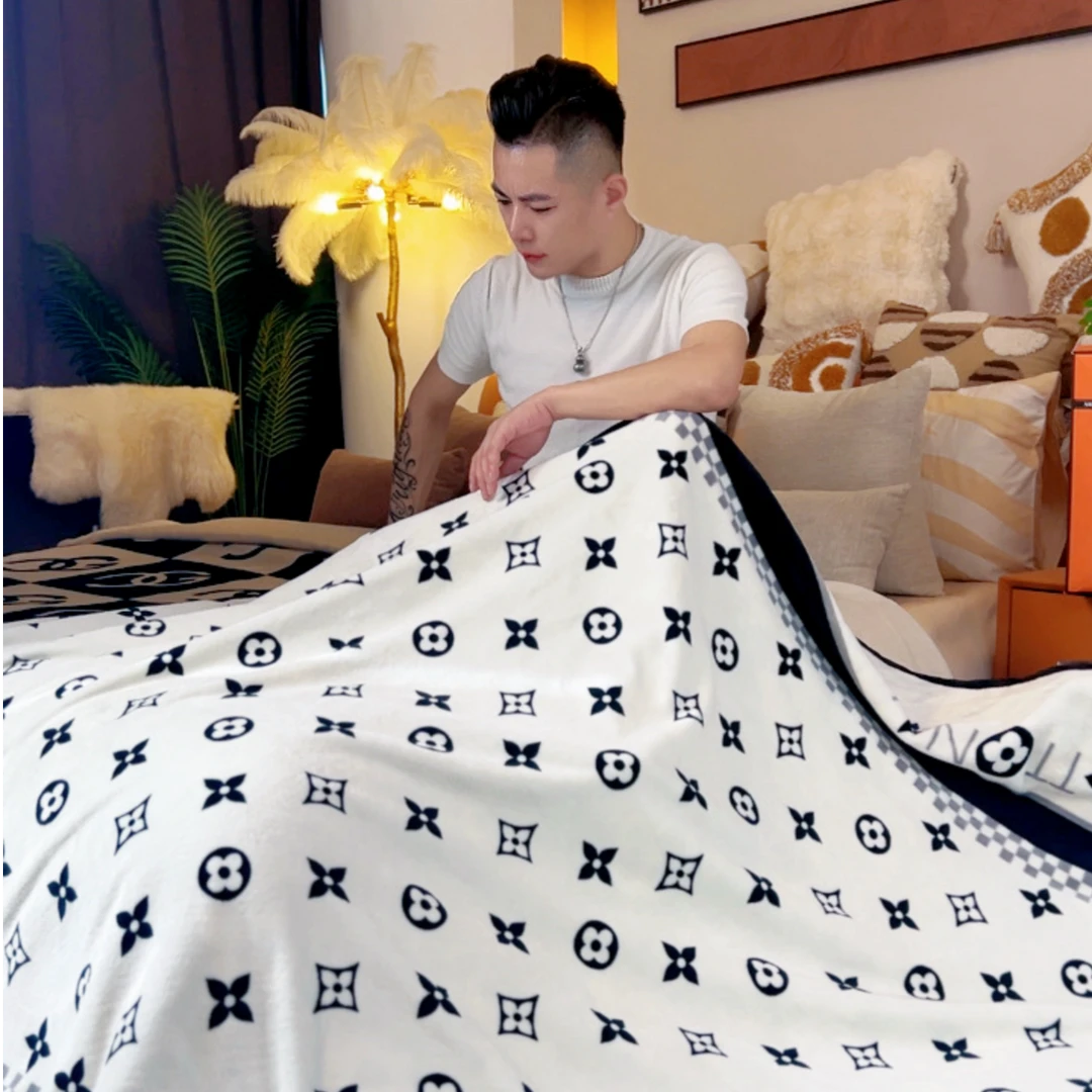 2025早秋新款高奢时尚牛奶绒休闲毛毯盖毯午睡毯沙发毯【经典老花】