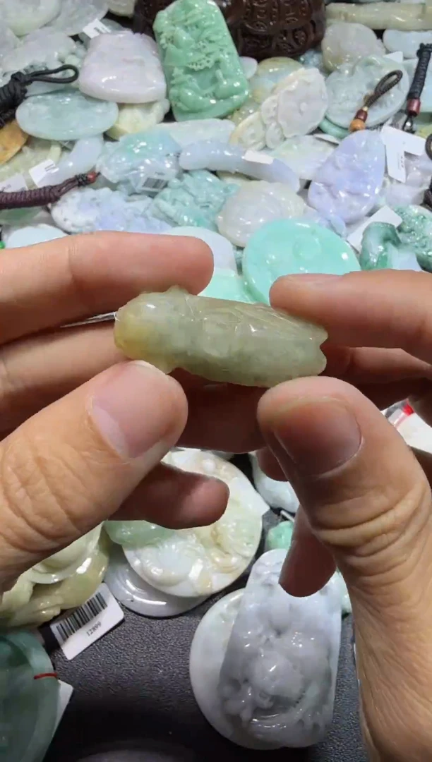 【闪购商品】翡翠颈饰未镶嵌00012921