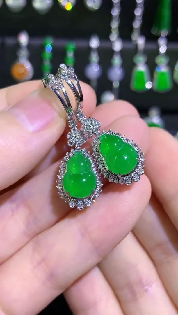18K金镶嵌翡翠耳饰高冰满绿葫芦