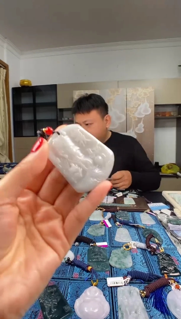 颈饰未镶嵌翡翠 多样性发其一