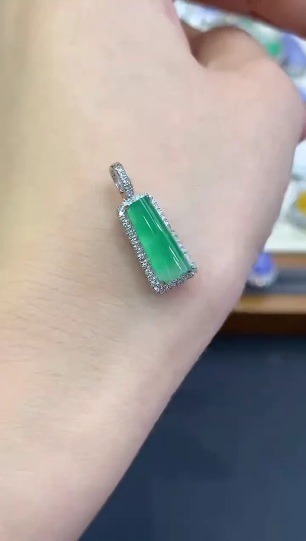 吊坠(不含链)18K金镶嵌翡翠B46