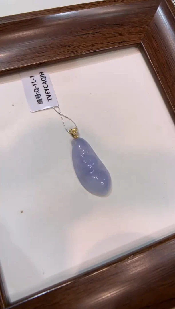 颈饰18K金镶嵌翡翠福豆