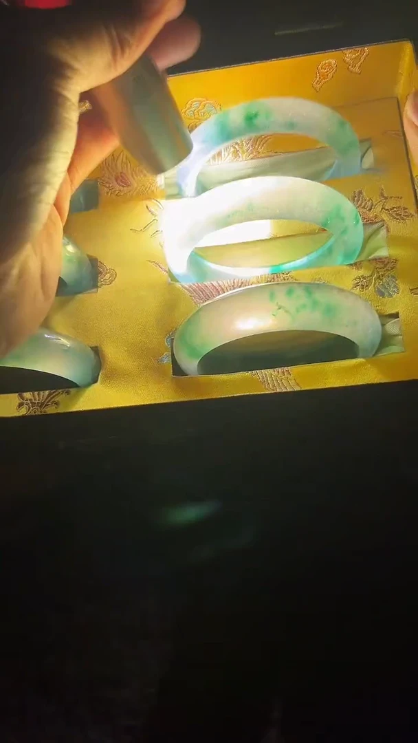 和田玉手镯未镶嵌冰飘花扁条一只