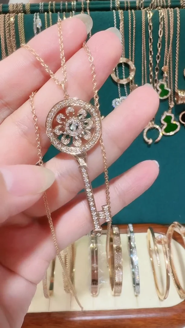 18K金镶嵌套链钻石太阳花套链