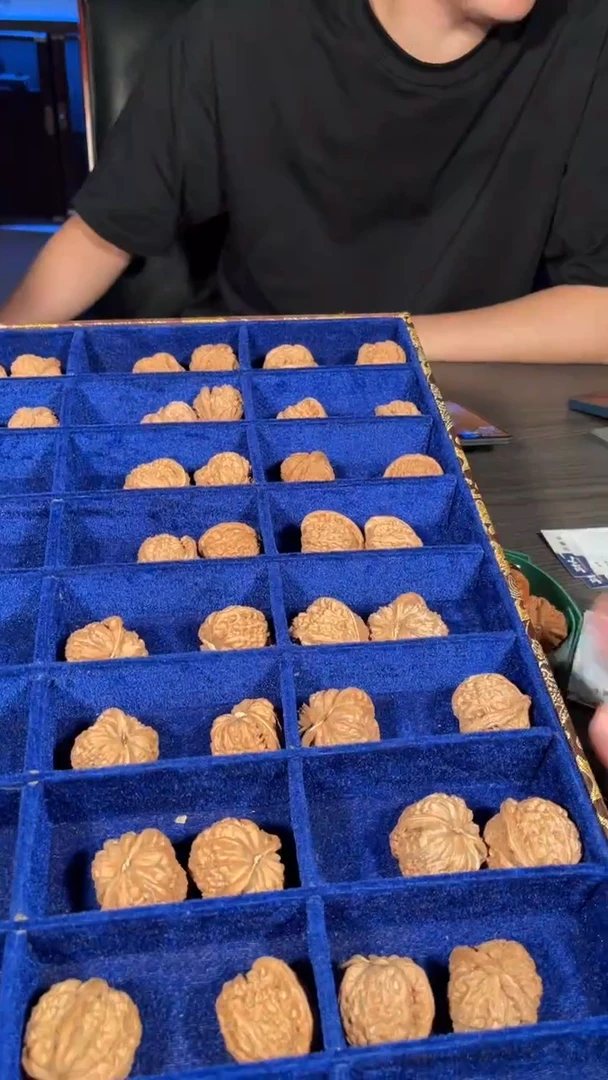 文玩核桃把件走形三角白 文玩核桃