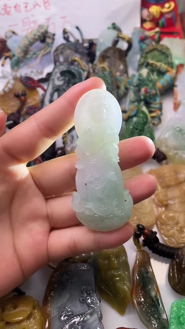 颈饰未镶嵌翡翠观音