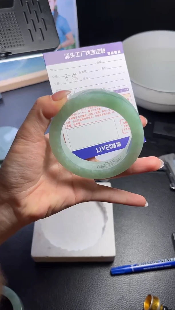 未镶嵌手镯定制翡翠V****i定制不退不换