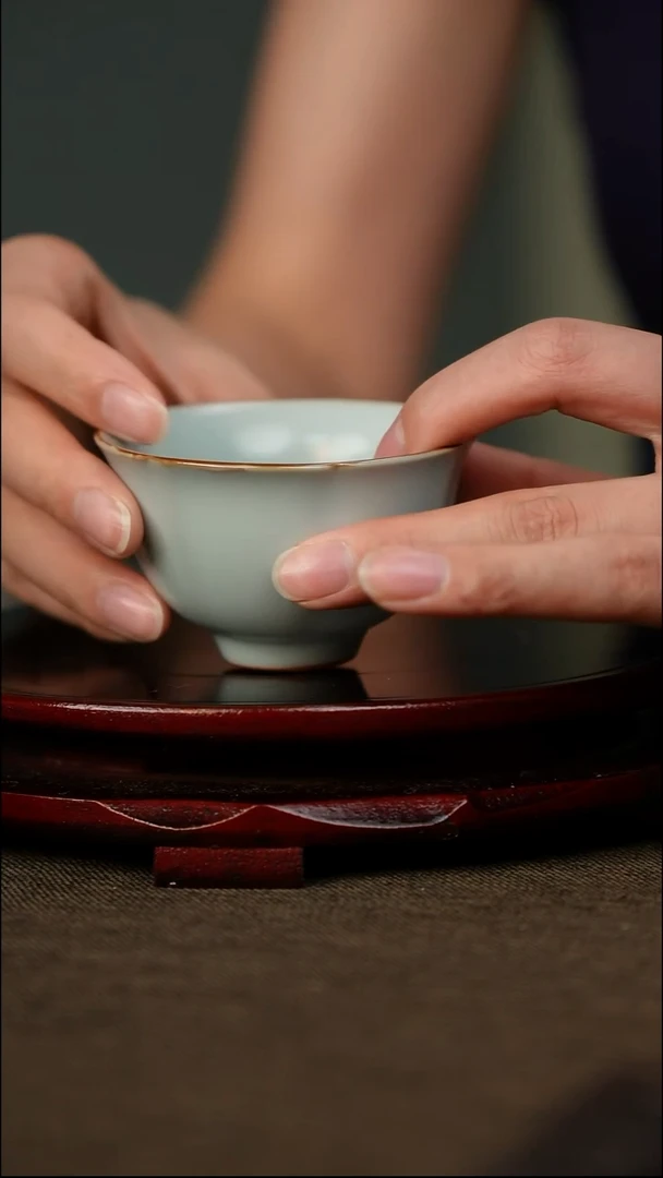 微微瑕 花口杯 无底款 月白