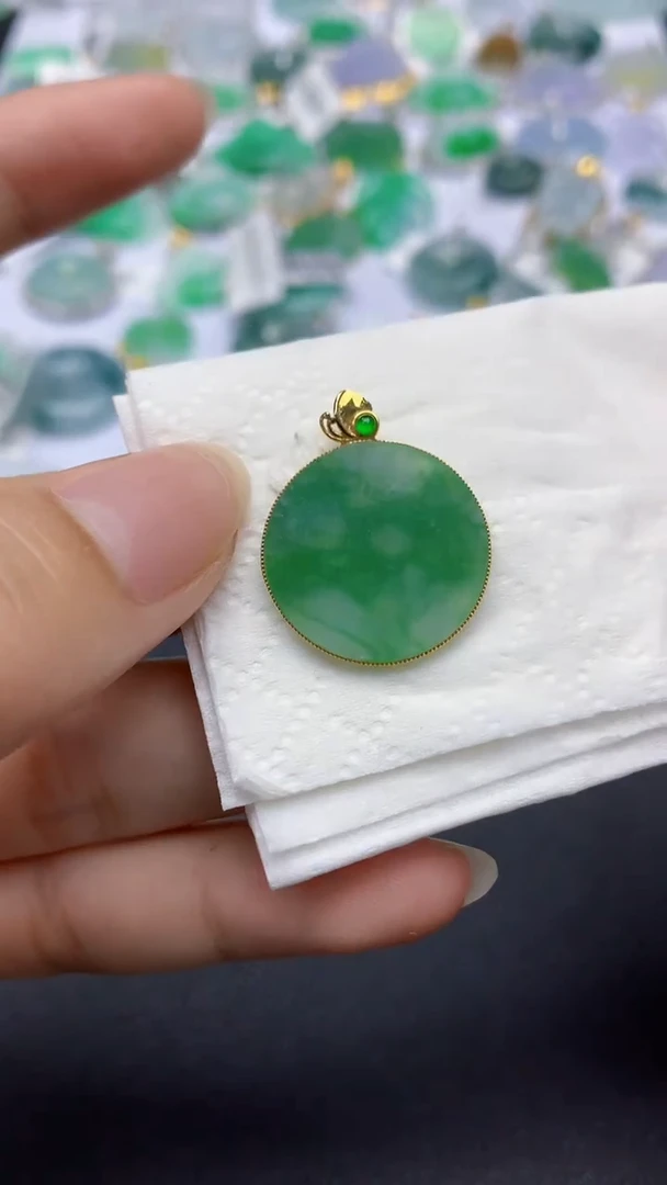 翡翠18K金镶嵌颈饰天然缅甸a货翡翠