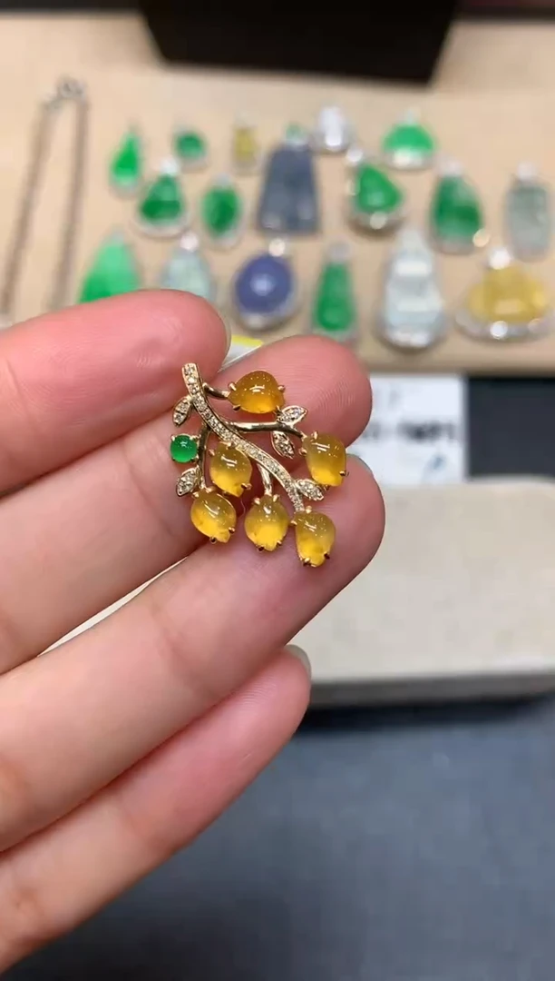 颈饰18K金镶嵌翡翠随形【无服务费