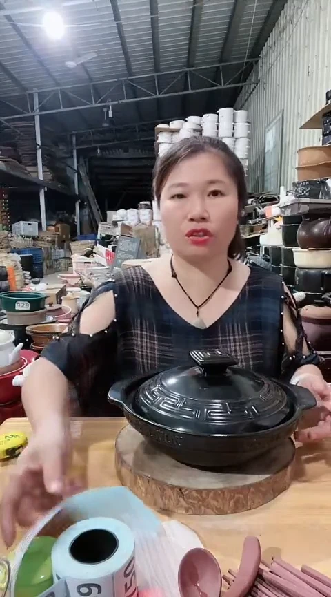 瑕疵黑色浅煲带盖