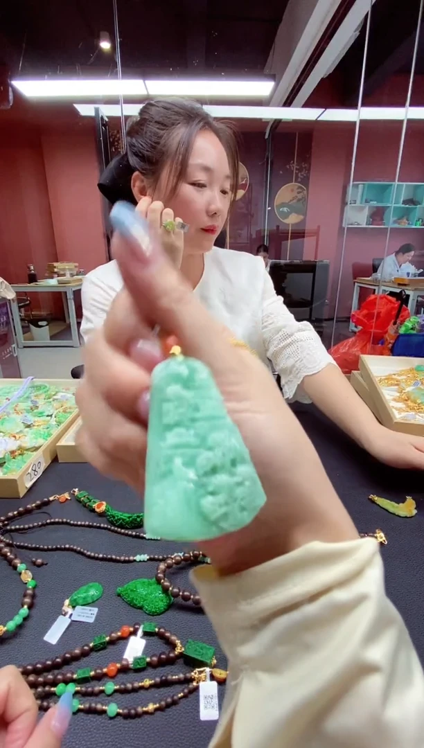 颈饰未镶嵌翡翠牡*翡翠吊坠