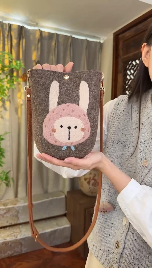 羊毛非遗羊毛毡包 手机包兔子