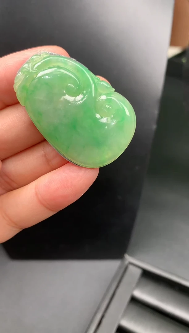 翡翠未镶嵌颈饰如意