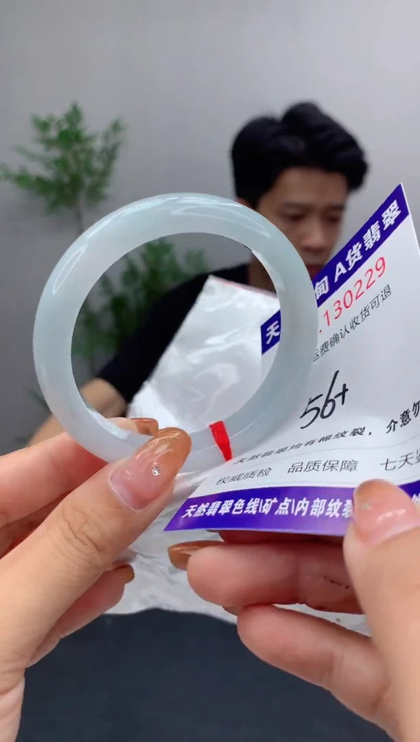 未镶嵌手镯翡翠有纹，完美者勿拍