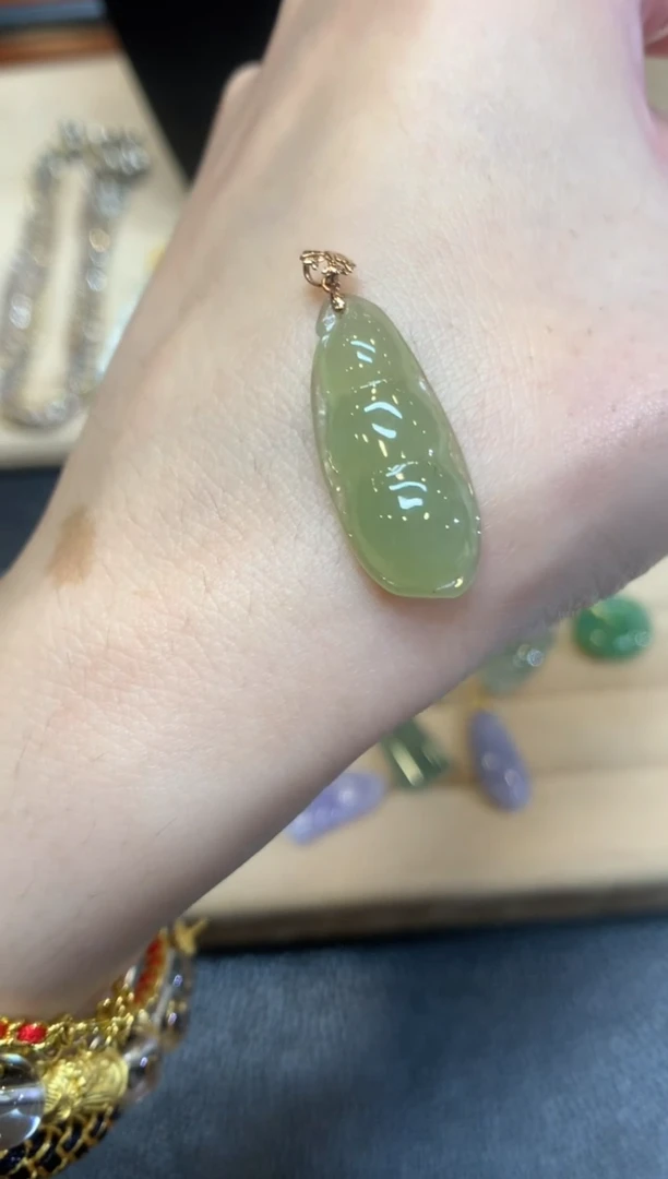 翡翠18K金镶嵌颈饰福豆【无服务费】