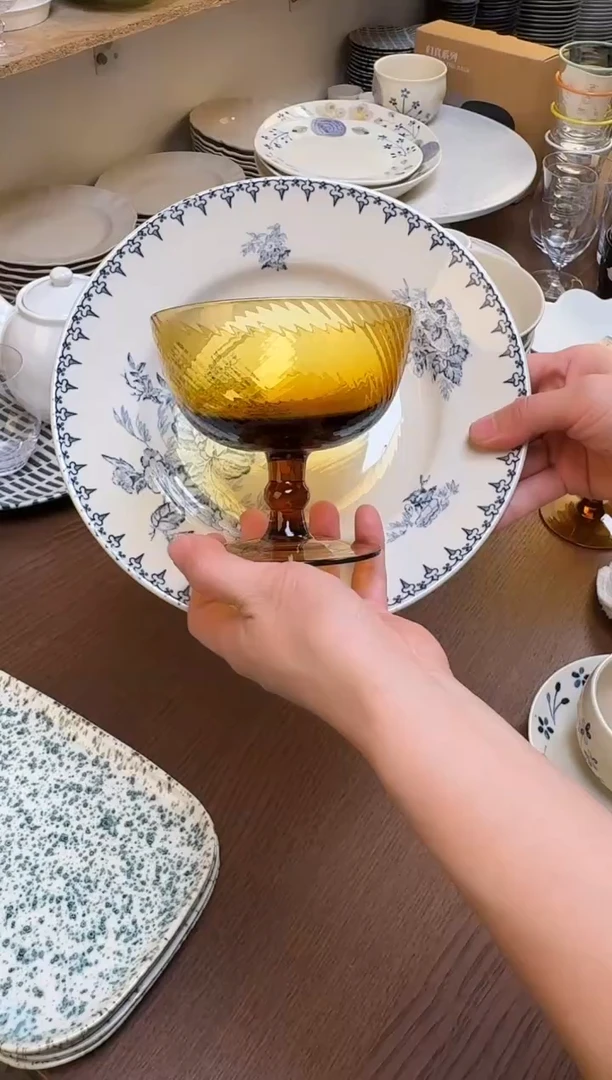 金棕色高脚玻璃杯