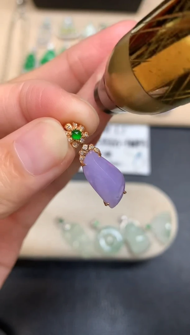 颈饰18K金镶嵌翡翠随形【无服务费