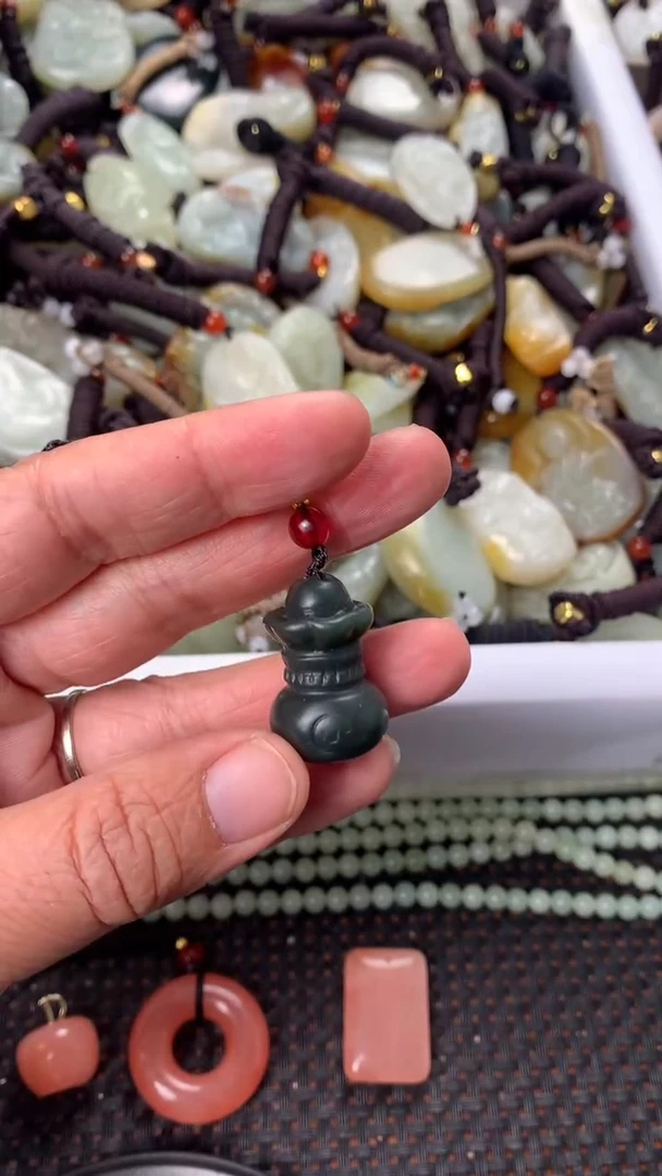 【闪购商品】和田玉颈饰未镶嵌多样性发货没有证书.拍一发一，有瑕